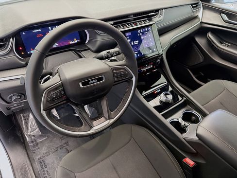 Used 2025 Jeep Grand Cherokee Laredo image 7