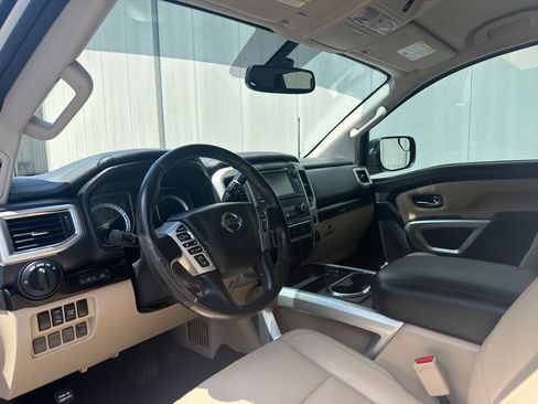 Used 2018 Nissan Titan SV w/ SV Convenience Package AWD/4WD image 10
