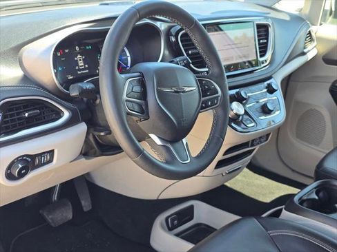 Certified 2023 Chrysler Pacifica Touring-L FWD image 12
