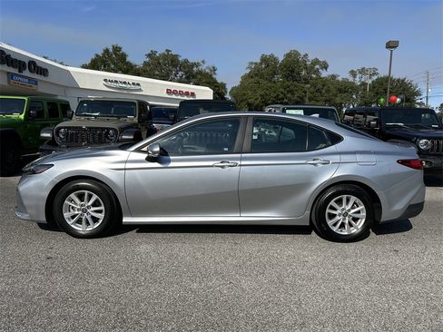 Used 2025 Toyota Camry LE image 9