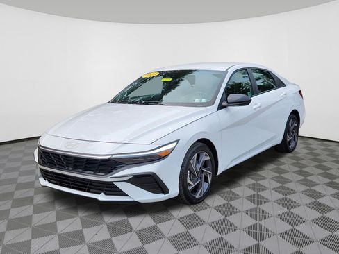 Certified 2025 Hyundai Elantra Sport FWD image 2