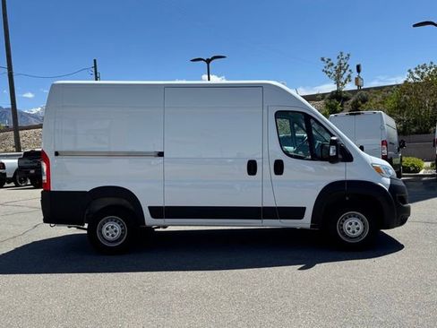 Used 2025 RAM ProMaster 2500 w/ Convenience Group FWD image 12