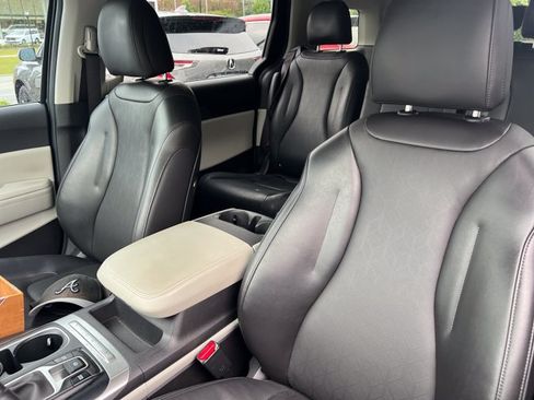 Used 2024 Kia Carnival LX FWD image 9