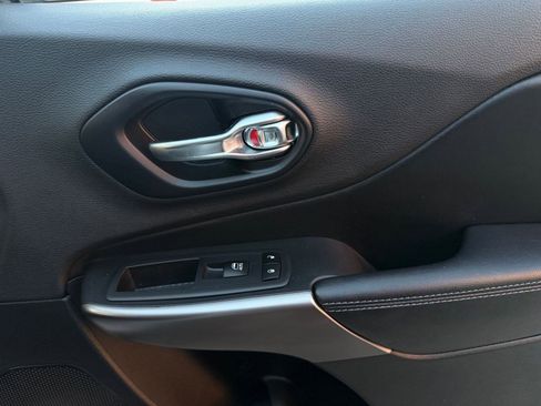 Used 2019 Jeep Cherokee Latitude Plus image 22