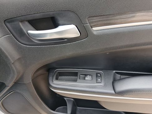 Used 2022 Chrysler 300 Touring w/ Sport Appearance Package image 40