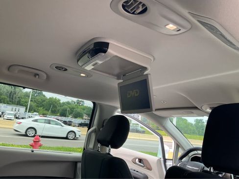Used 2019 Chrysler Pacifica Touring Plus w/ Advanced Safetytec Group FWD image 23