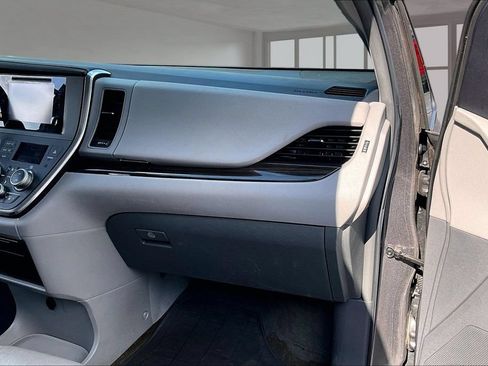 Used 2017 Toyota Sienna XLE FWD image 17