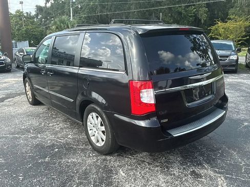 Used 2014 Chrysler Town & Country Touring FWD image 8