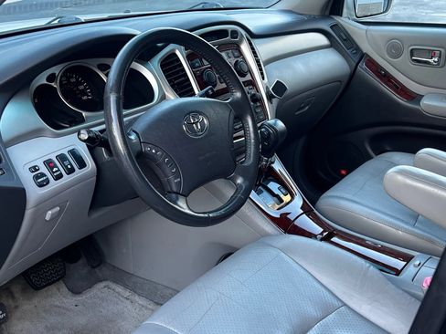 Used 2005 Toyota Highlander 2WD V6 w/ 3rd Row image 13