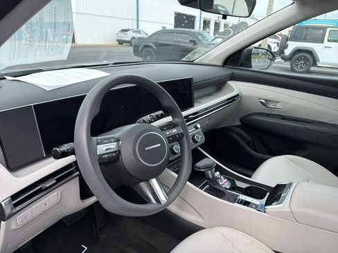Used 2025 Hyundai Tucson SE image 17