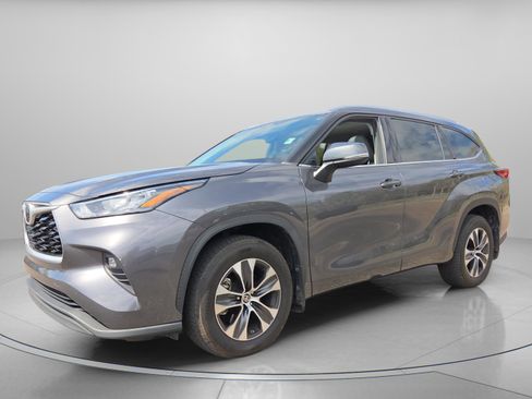 Used 2020 Toyota Highlander XLE image 2