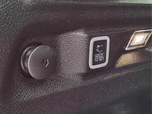 Used 2024 Jeep Grand Cherokee L Laredo image 9