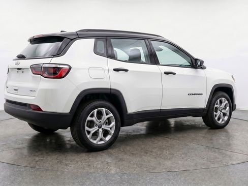 Used 2025 Jeep Compass Latitude AWD/4WD image 9