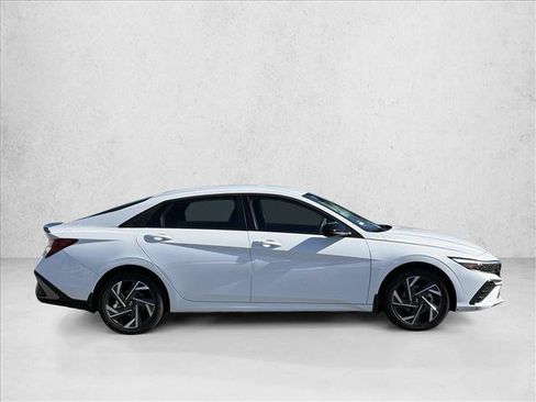 Certified 2025 Hyundai Elantra SEL FWD image 4