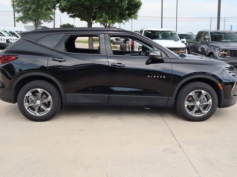 Used 2023 Chevrolet Blazer LT FWD image 2