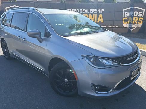 Used 2018 Chrysler Pacifica Touring-L FWD image 2