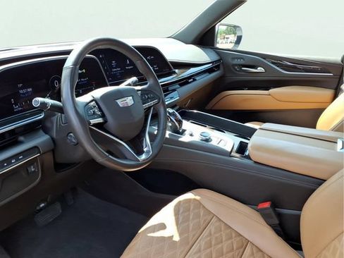 Used 2023 Cadillac Escalade Premium Luxury w/ LPO, Illumination Package AWD/4WD image 5