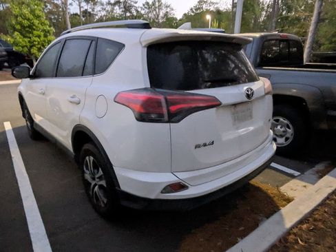 Used 2018 Toyota RAV4 LE image 5