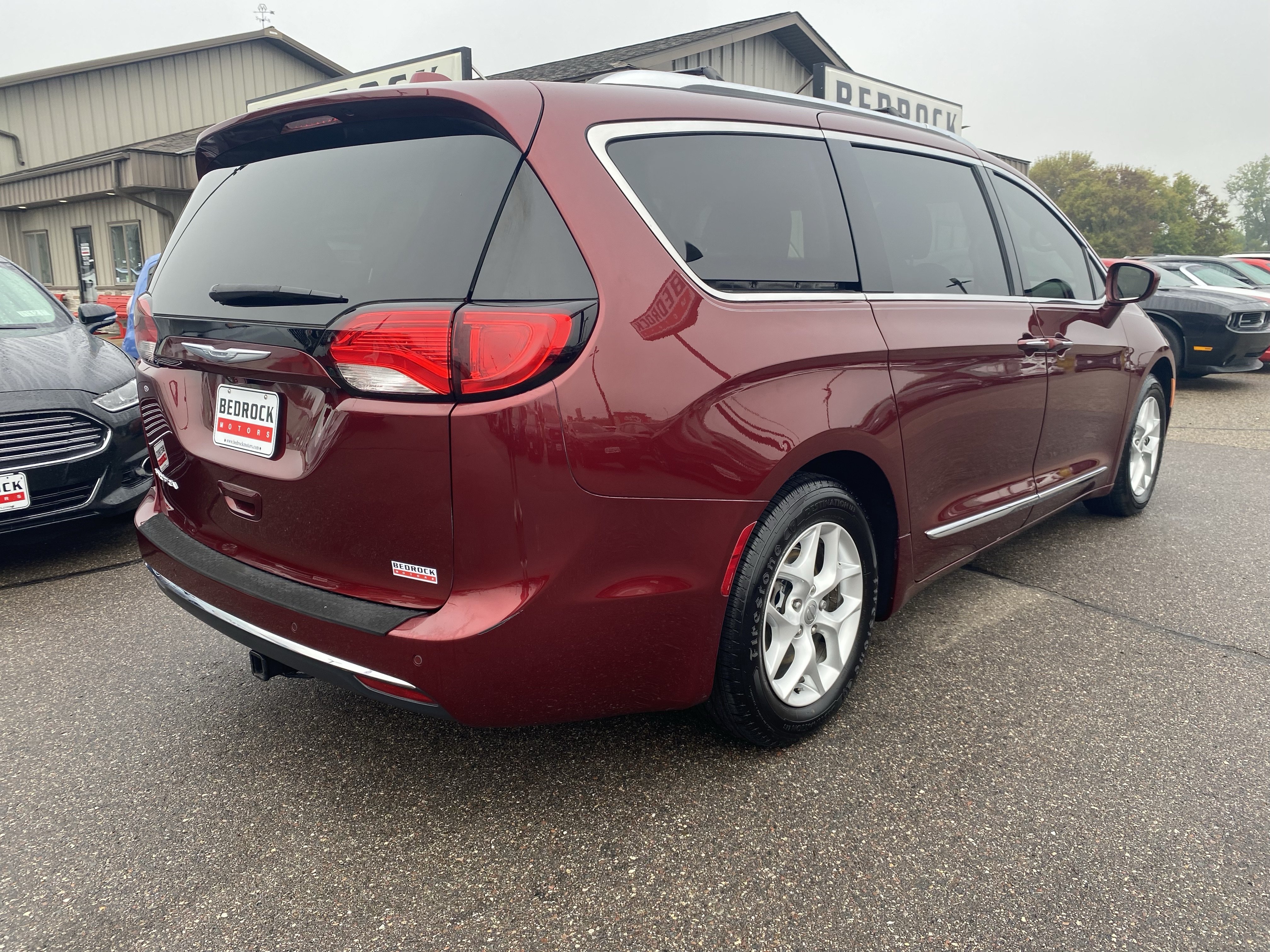 Used 2018 Chrysler Pacifica Touring-L Plus w/ Tire & Wheel Group FWD image 2