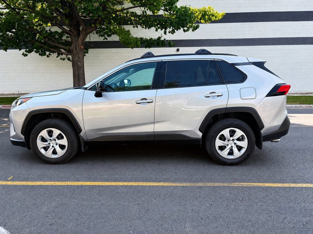 Used 2021 Toyota RAV4 LE AWD/4WD image 2