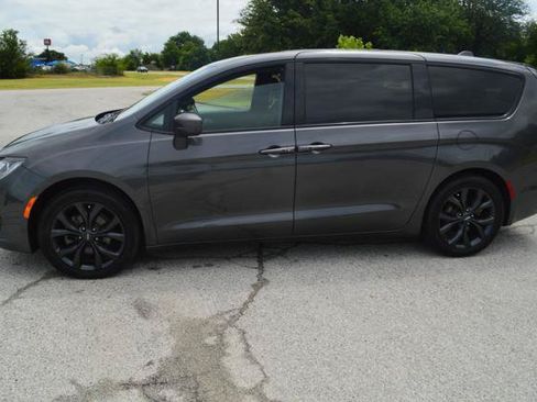 Used 2018 Chrysler Pacifica Touring Plus w/ S Appearance Package FWD image 7