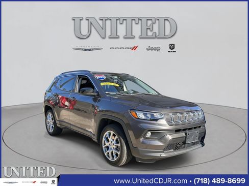 Used 2022 Jeep Compass Latitude image 1