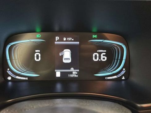 Used 2025 Kia Soul LX w/ LX Technology Package FWD image 14