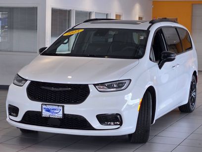 Used 2025 Chrysler Pacifica Limited