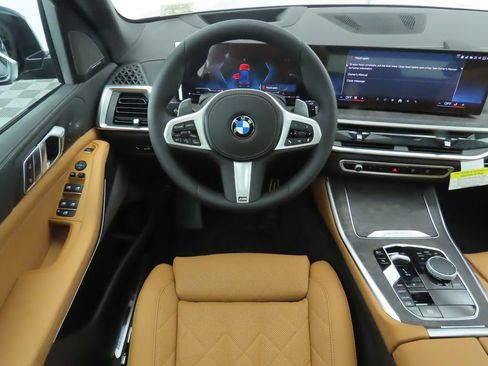 Used 2026 BMW X5 xDrive40i w/ M Sport Package image 11