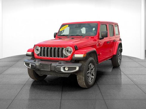 Used 2025 Jeep Wrangler Unlimited Sahara AWD/4WD image 3