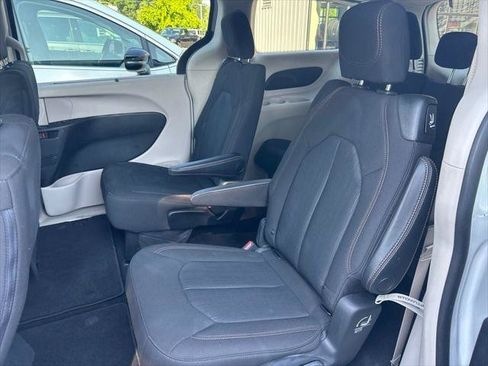 Certified 2020 Chrysler Pacifica Touring FWD image 31