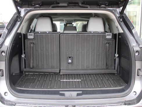 Used 2021 Toyota Highlander XLE image 35