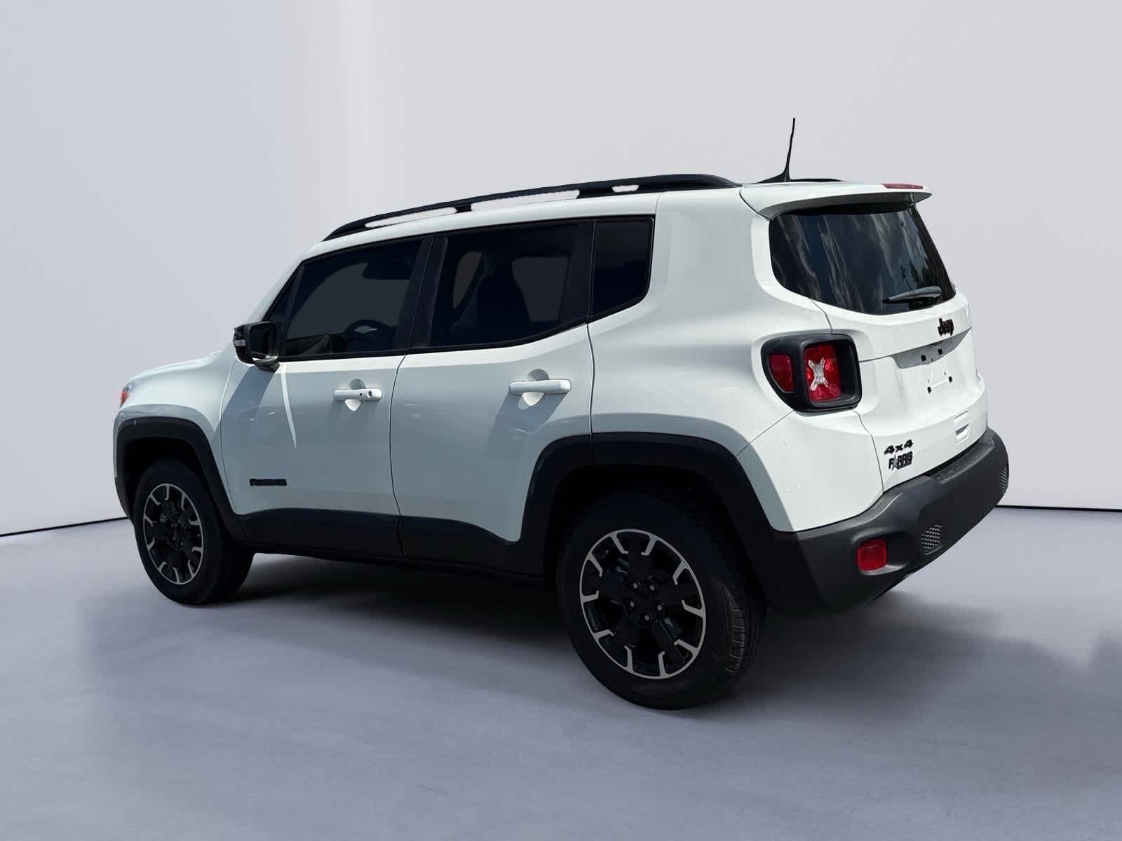 Used 2023 Jeep Renegade Latitude AWD/4WD image 3