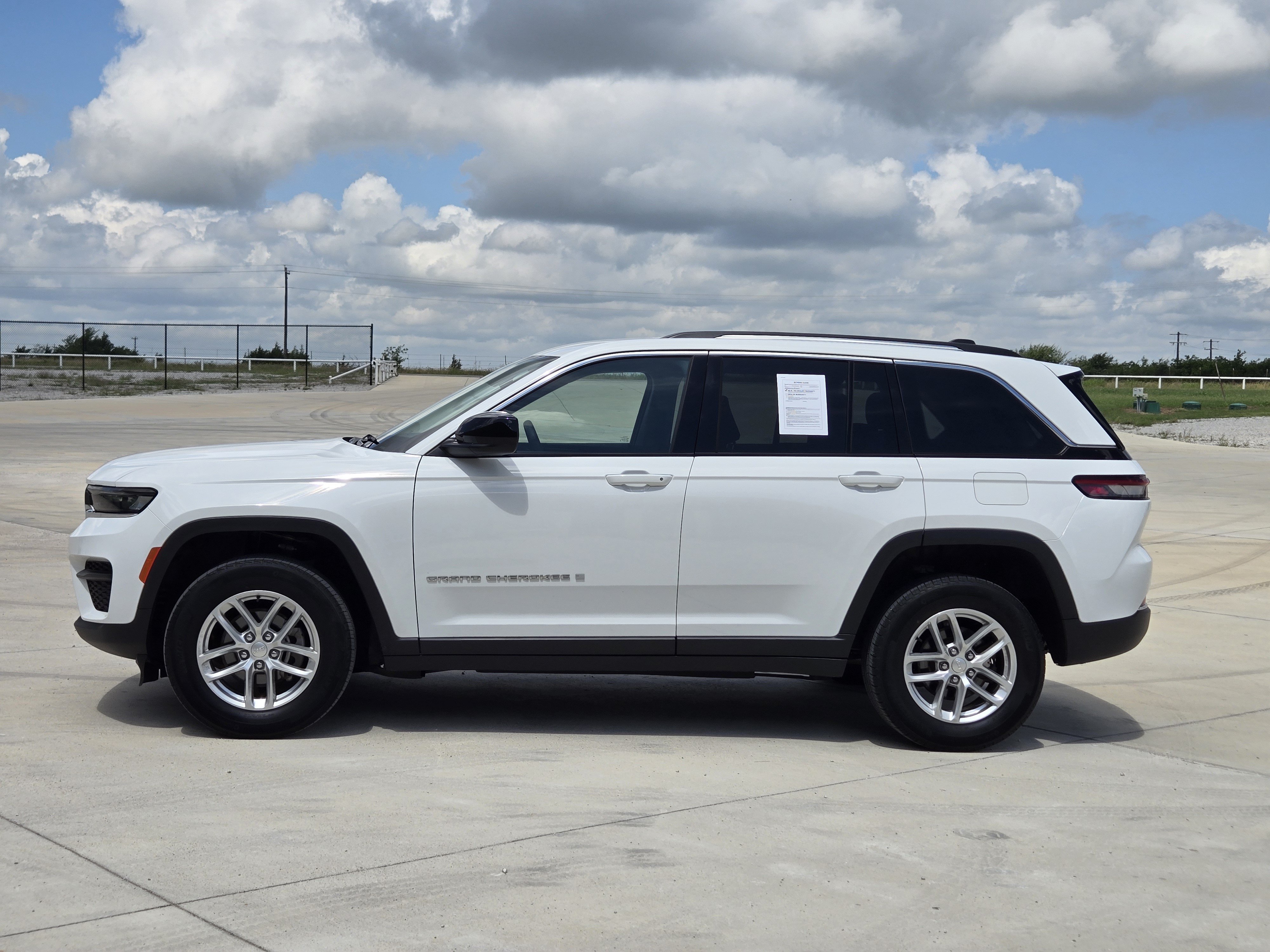 Used 2023 Jeep Grand Cherokee Laredo w/ Luxury Tech Group I AWD/4WD image 5