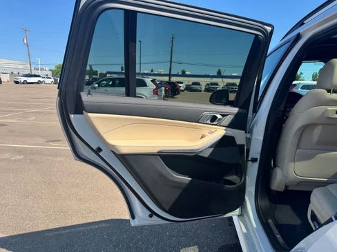 Used 2021 BMW X7 xDrive40i w/ M Sport Package AWD/4WD image 17