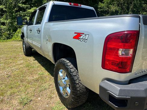 Used 2014 Chevrolet Silverado 2500 LT w/ Interior Plus Package AWD/4WD image 6