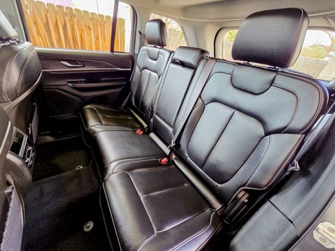 Used 2024 Jeep Grand Cherokee Limited w/ Black Appearance Package image 27