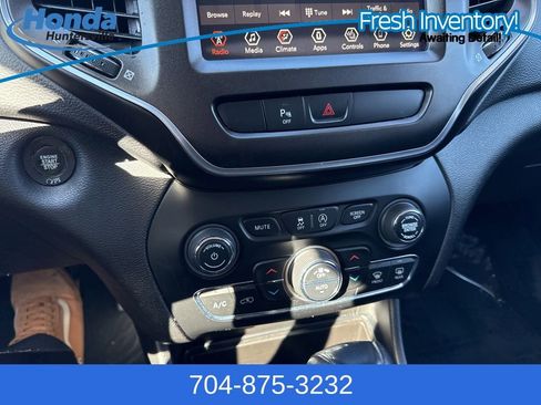 Used 2019 Jeep Cherokee Trailhawk w/ Cold Weather Group image 27