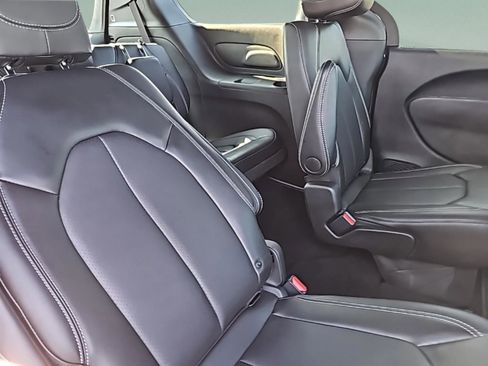 Used 2026 Chrysler Pacifica Select image 31