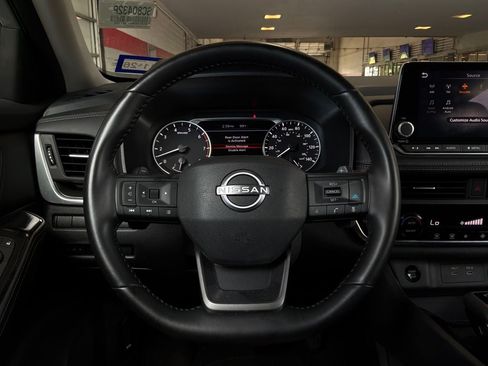 Used 2025 Nissan Rogue SV FWD image 32
