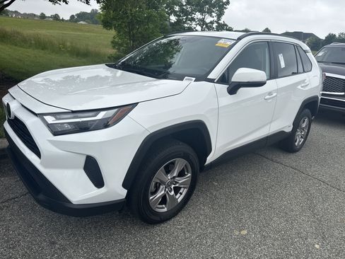 Used 2025 Toyota RAV4 XLE AWD/4WD image 5