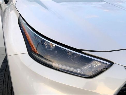 Used 2021 Toyota Highlander L FWD image 24