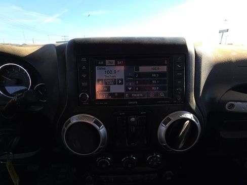 Used 2015 Jeep Wrangler Unlimited Sahara image 10