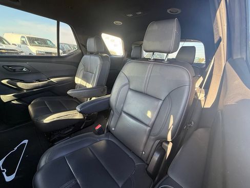 Used 2023 Chevrolet Traverse RS FWD image 5