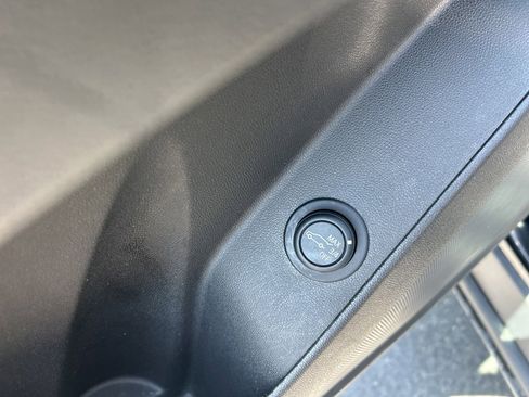 Used 2023 Chevrolet Equinox LT w/ Driver Convenience Package image 17