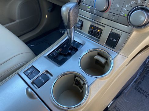 Used 2012 Toyota Highlander SE w/ Tow Pkg image 16