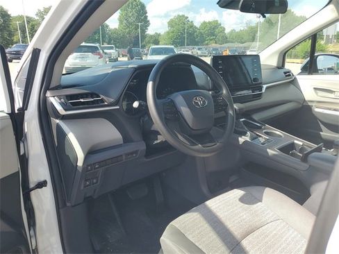 Used 2022 Toyota Sienna LE image 17