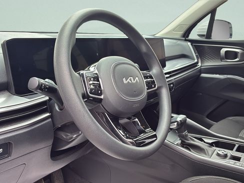 Used 2025 Kia Sorento LX FWD image 16