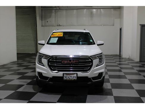 Used 2023 GMC Terrain SLT image 2