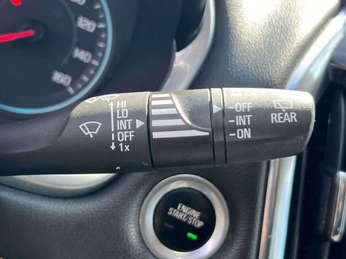 Used 2021 Chevrolet Traverse LT image 26